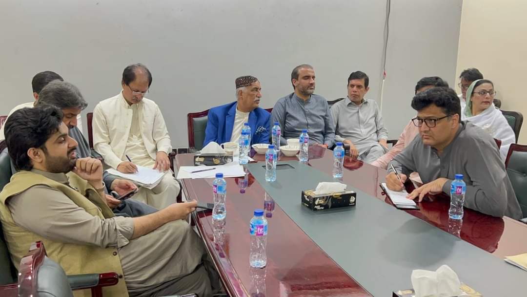 TeamNaumanIslam's tweet photo. A Meeting was held at the Commissioner House Sukkur under the leadership of Federal Minister Syed Khursheed Ahmad Shah on rehabilitation of rain victims and drainage of water from Sukkur division, food to the victims and protection from diseases. 
#NaumanIslamShaikh https://t.co/RWPsxMg2Vo