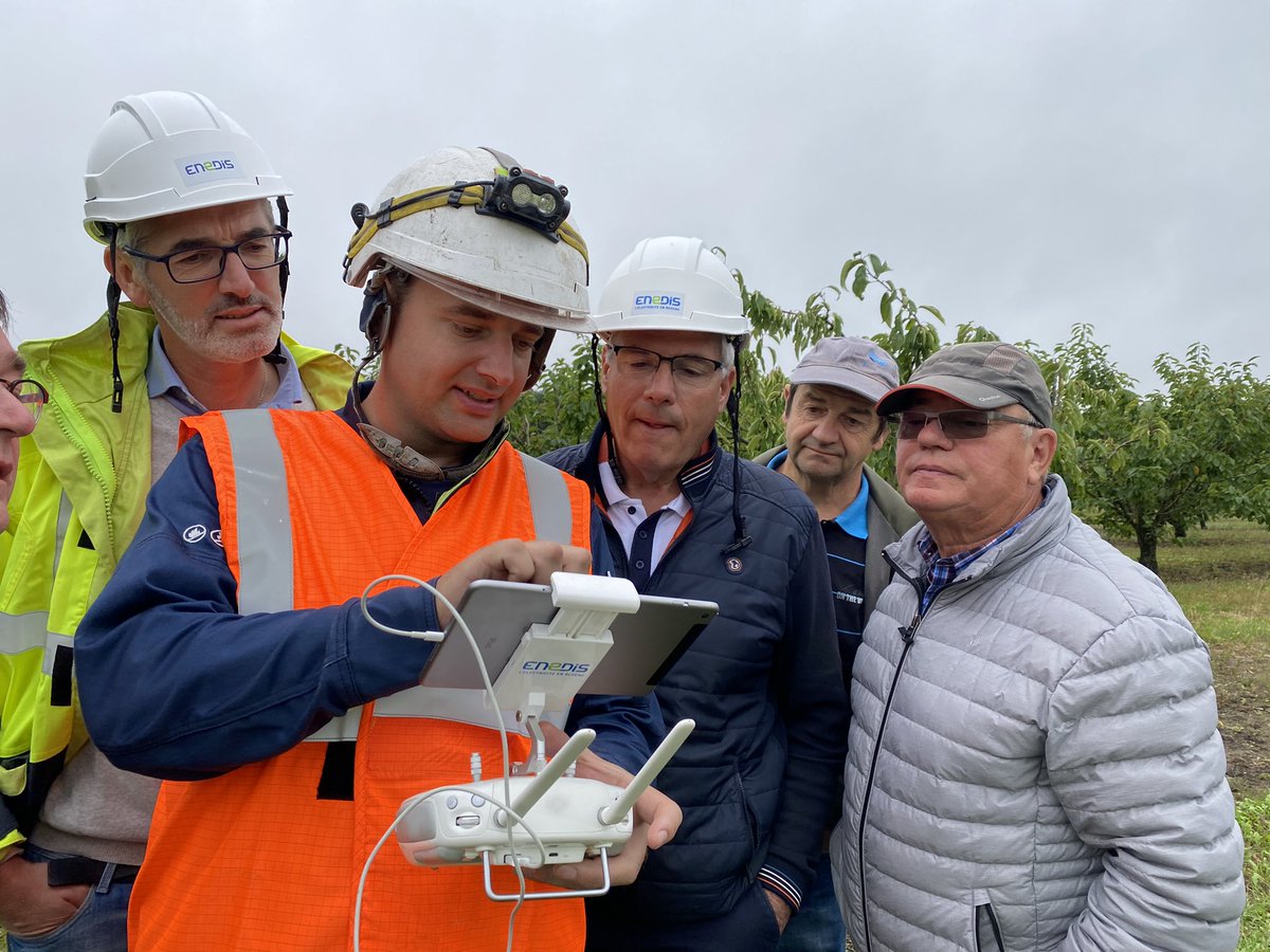 wissocq_pauline's tweet photo. Ce matin, nous avions donné rdv aux élus de Fromelles et Aubers  sur un chantier @enedis de renouvellement de réseau à #Aubers. 🚧 Un moment de partage autour de notre engagement concret sur le territoire, des élus satisfaits de l’investissement pour les habitants des #Weppes https://t.co/vG86pveRW3
