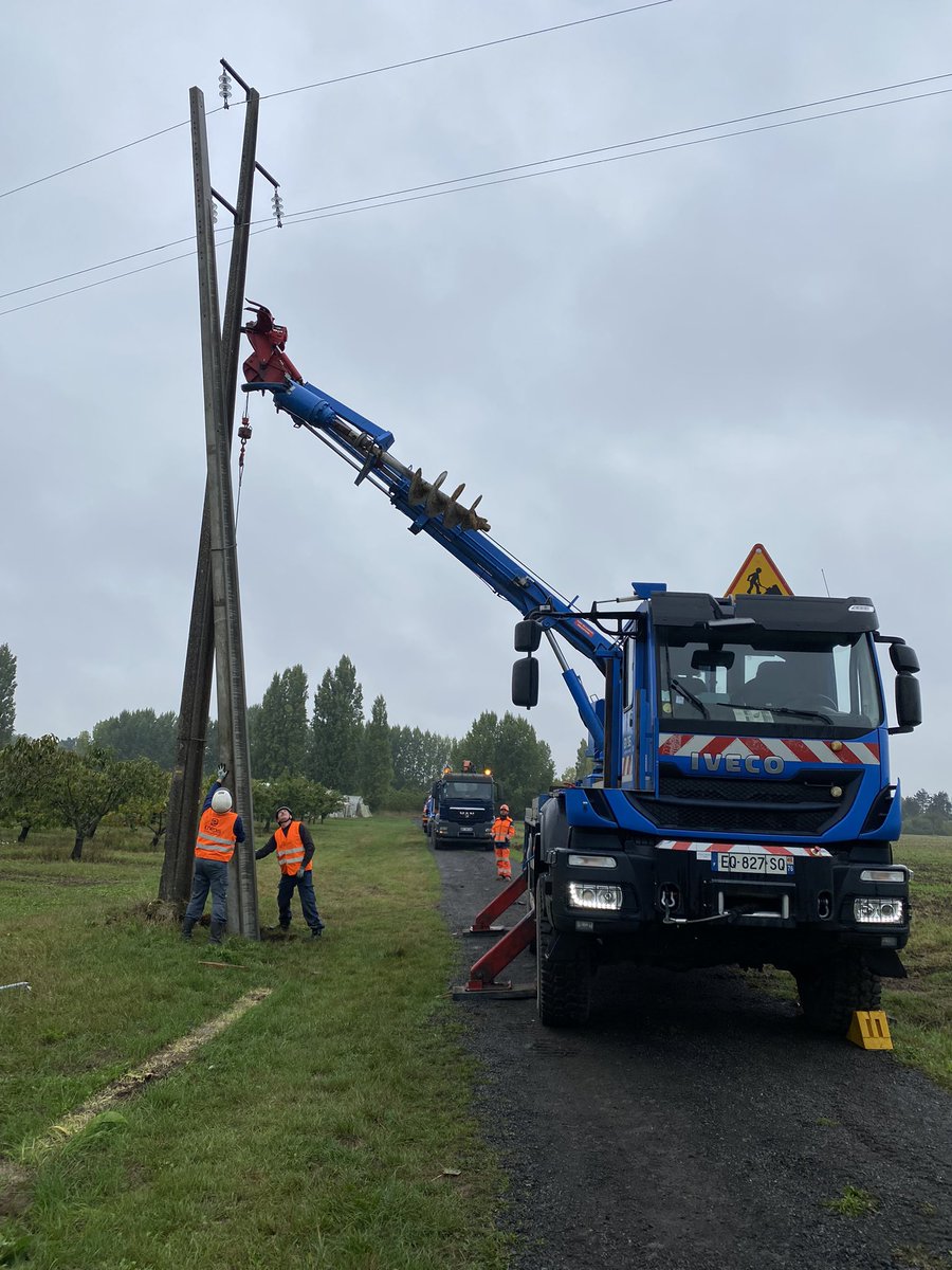 wissocq_pauline's tweet photo. Ce matin, nous avions donné rdv aux élus de Fromelles et Aubers  sur un chantier @enedis de renouvellement de réseau à #Aubers. 🚧 Un moment de partage autour de notre engagement concret sur le territoire, des élus satisfaits de l’investissement pour les habitants des #Weppes https://t.co/vG86pveRW3