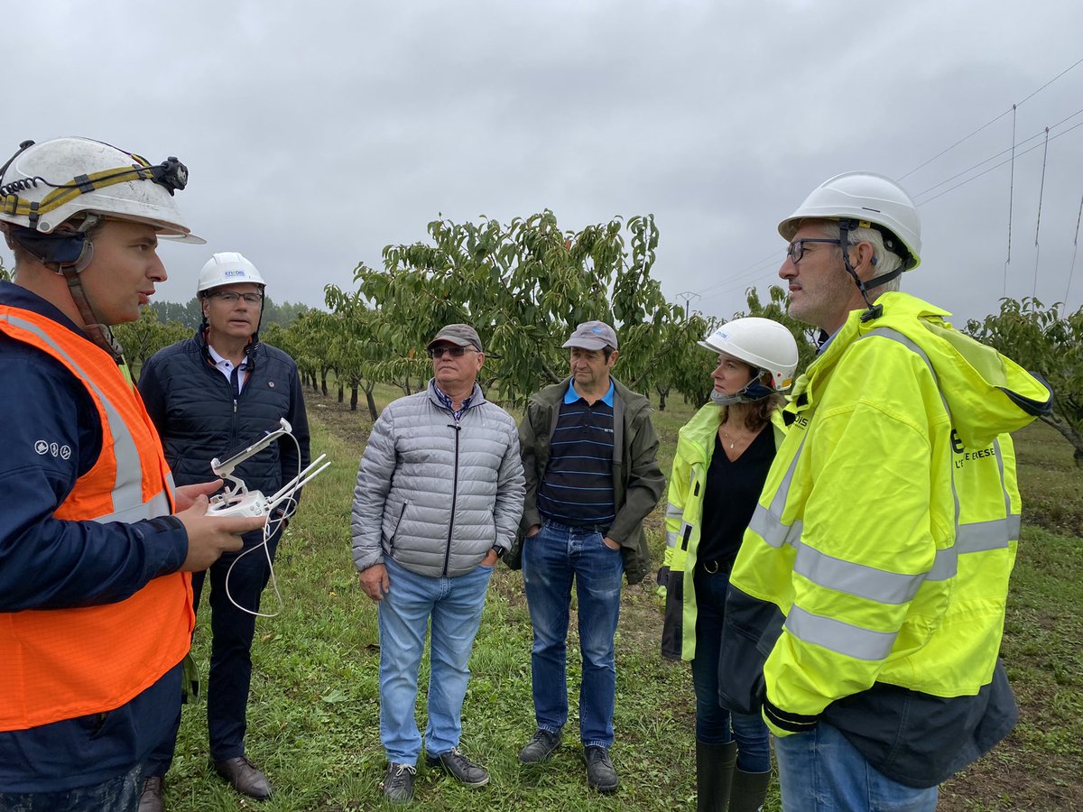 wissocq_pauline's tweet photo. Ce matin, nous avions donné rdv aux élus de Fromelles et Aubers  sur un chantier @enedis de renouvellement de réseau à #Aubers. 🚧 Un moment de partage autour de notre engagement concret sur le territoire, des élus satisfaits de l’investissement pour les habitants des #Weppes https://t.co/vG86pveRW3