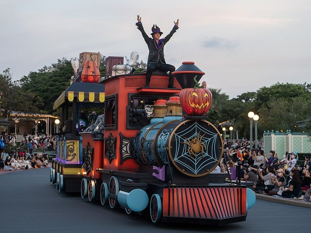 かつてディズニーシーで人々を沼に突き落としたヴィランズの手下が4年ぶりにランドで復活しどよめく皆さん Togetter