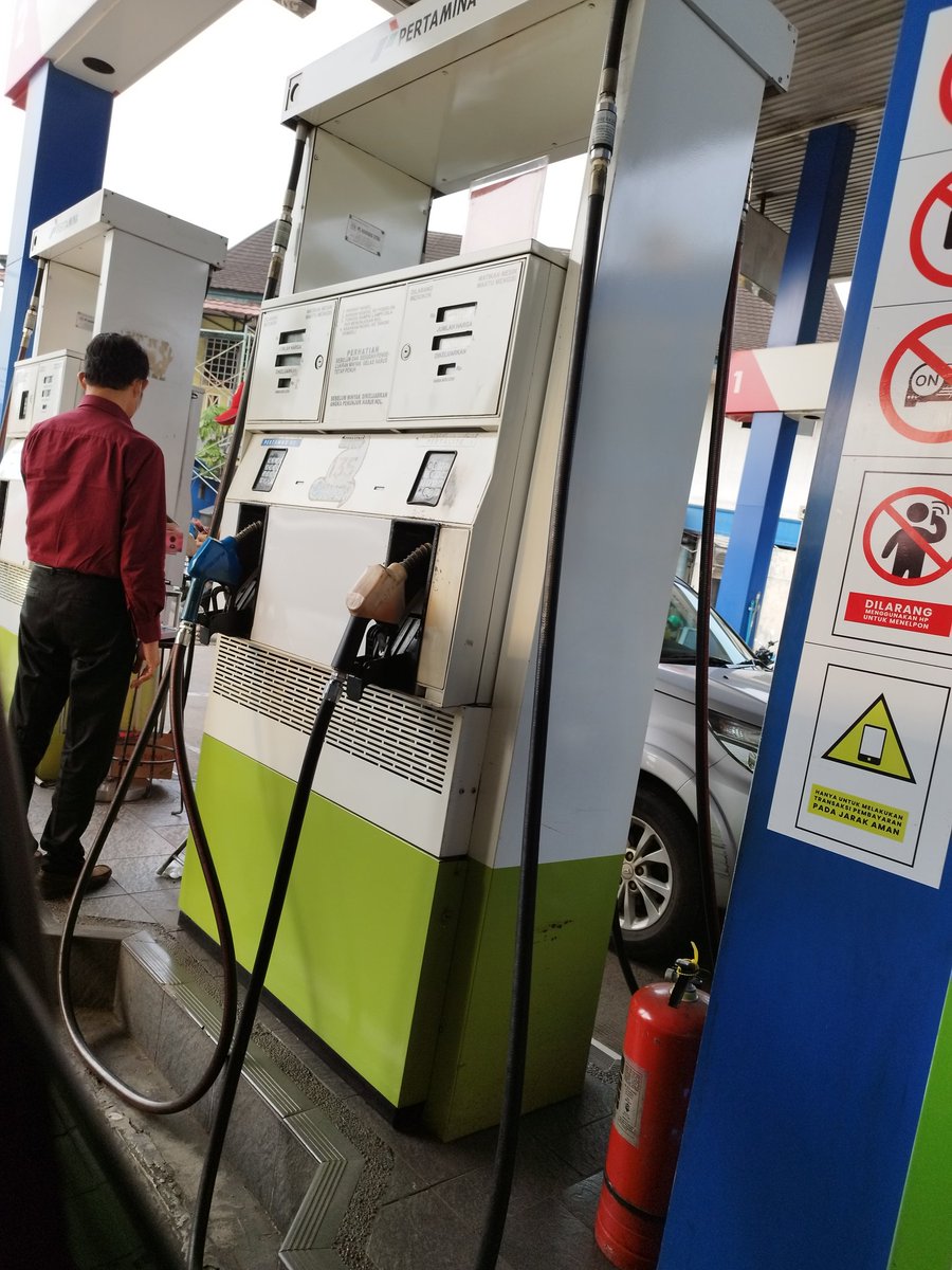 oneindra's tweet photo. Baru tau kalau sekarang isi bensin gak boleh ngomong ISI FULL TENG, minta nya harus ngomong NOMINAL isi berapa ratus/ribu...Dan berlaku untuk pertalite ajah....
Ada yg bs bantu jawab kenapakah? 
#tanyakenapa
#pertamina
#cumapenasaran https://t.co/Fmpp7J2BmD