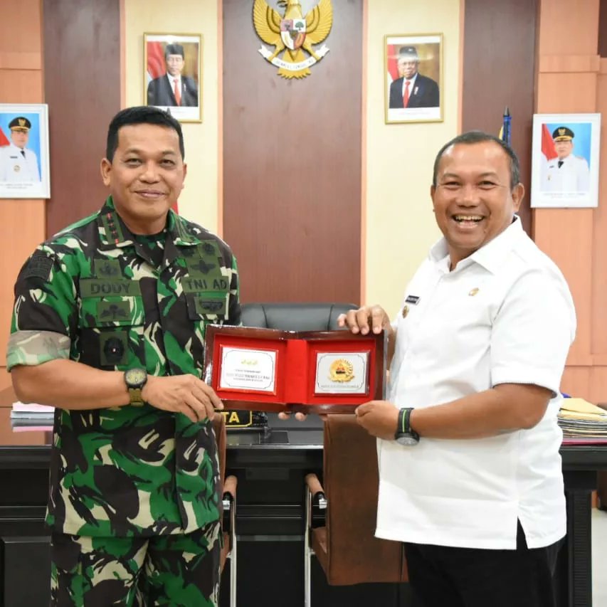 Korem023_ks's tweet photo. DANREM 023/KS BERIKAN BUKU KEPADA WALIKOTA SIBOLGA KISAH KASAD LOPER KORAN JADI JENDERAL https://t.co/o9LUwRgKzR