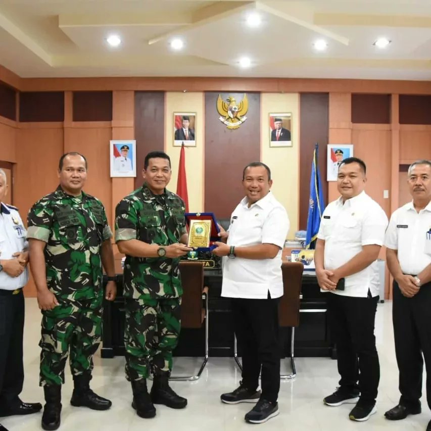 Korem023_ks's tweet photo. DANREM 023/KS BERIKAN BUKU KEPADA WALIKOTA SIBOLGA KISAH KASAD LOPER KORAN JADI JENDERAL https://t.co/o9LUwRgKzR