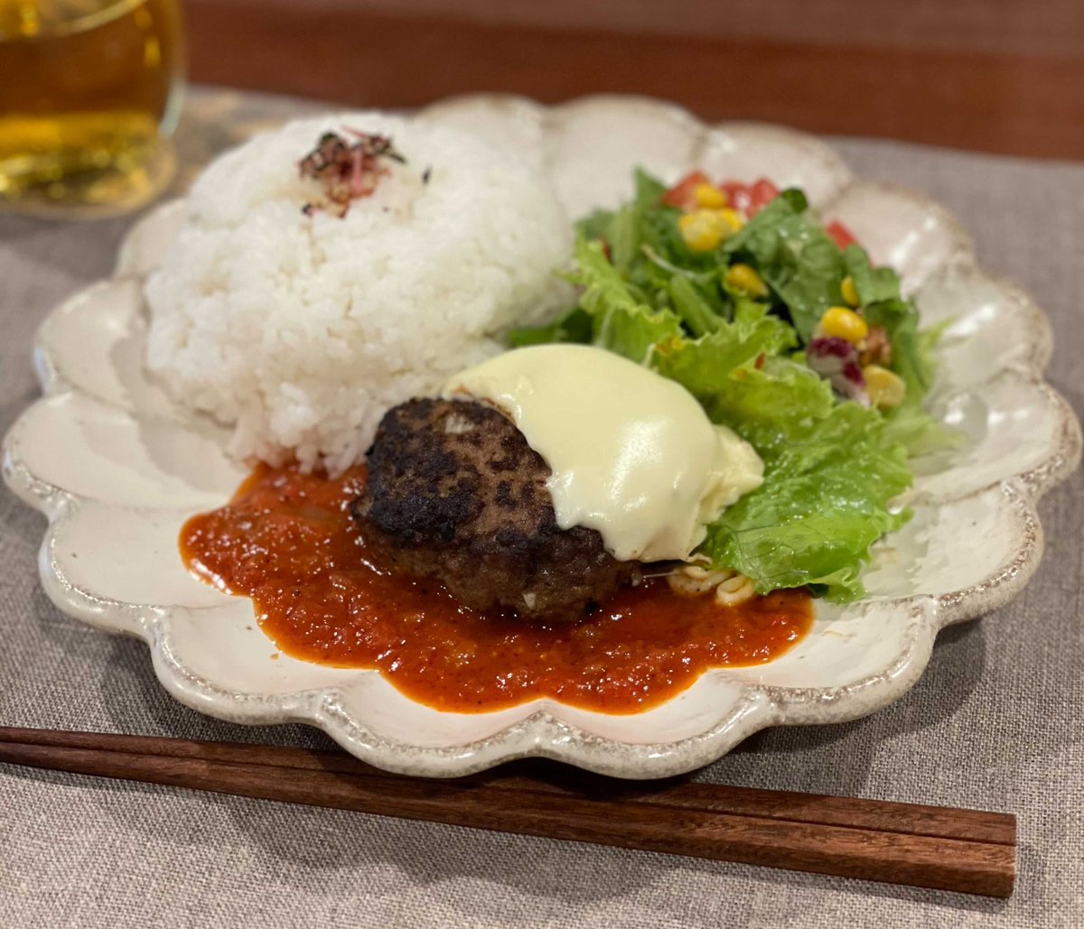 AfsPranzo's tweet photo. 麻布食堂Pranzoです。

明日の日替わりメニューは

チーズトマトハンバーグ　￥800

皆様のお越しをお待ちしております。
よろしくお願いいたします。 https://t.co/jcsdY87pGT