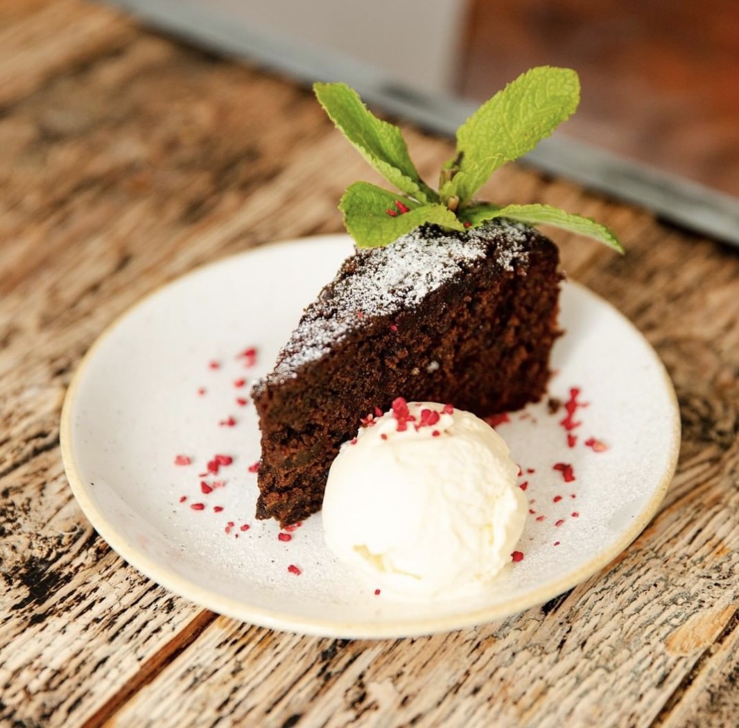 FoodNetwork_UK's tweet photo. Rum Cake π°
πΈ: rhythmkitchenuk via Instagram
.
.
.
.
.
.
.
.
.
.
#FoodNetworkUK #SatisfyingVideos #FoodNetworkFinds #BehindTheScenes #BHM https://t.co/eRn8HxIOY2