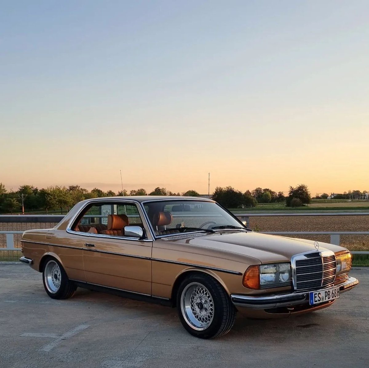 GelecekOtomotiv's tweet photo. Her dönemin klasiği 🤎
#GelecekOtomotiv #MercedesBenzTürkiye #MBClassics #C123 https://t.co/g6SXWCil7o