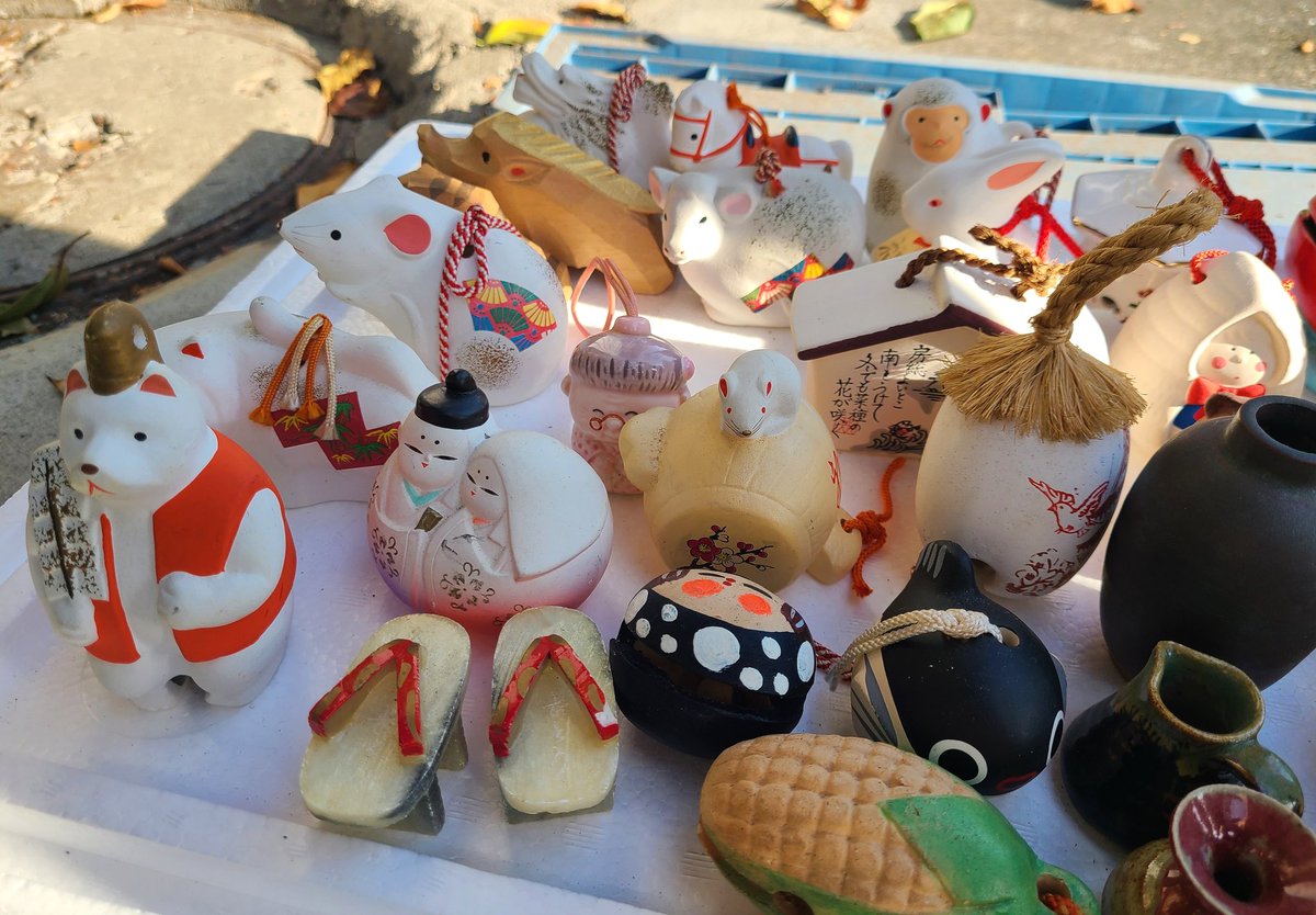 ferdalangurinn's tweet image. чтобы найти красоту, не обязательно идти в лавки с вещами ручной работы или к мастерицам, — в нашем районе частенько выставляют безделушки, обереги и дивную посуду ручной работы прямо перед домами с запиской «берите на здоровье — бесплатно».