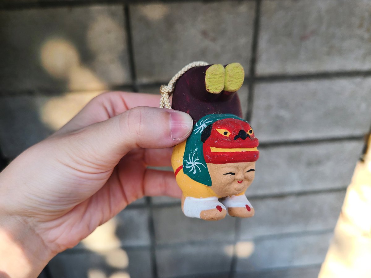 ferdalangurinn's tweet image. чтобы найти красоту, не обязательно идти в лавки с вещами ручной работы или к мастерицам, — в нашем районе частенько выставляют безделушки, обереги и дивную посуду ручной работы прямо перед домами с запиской «берите на здоровье — бесплатно».