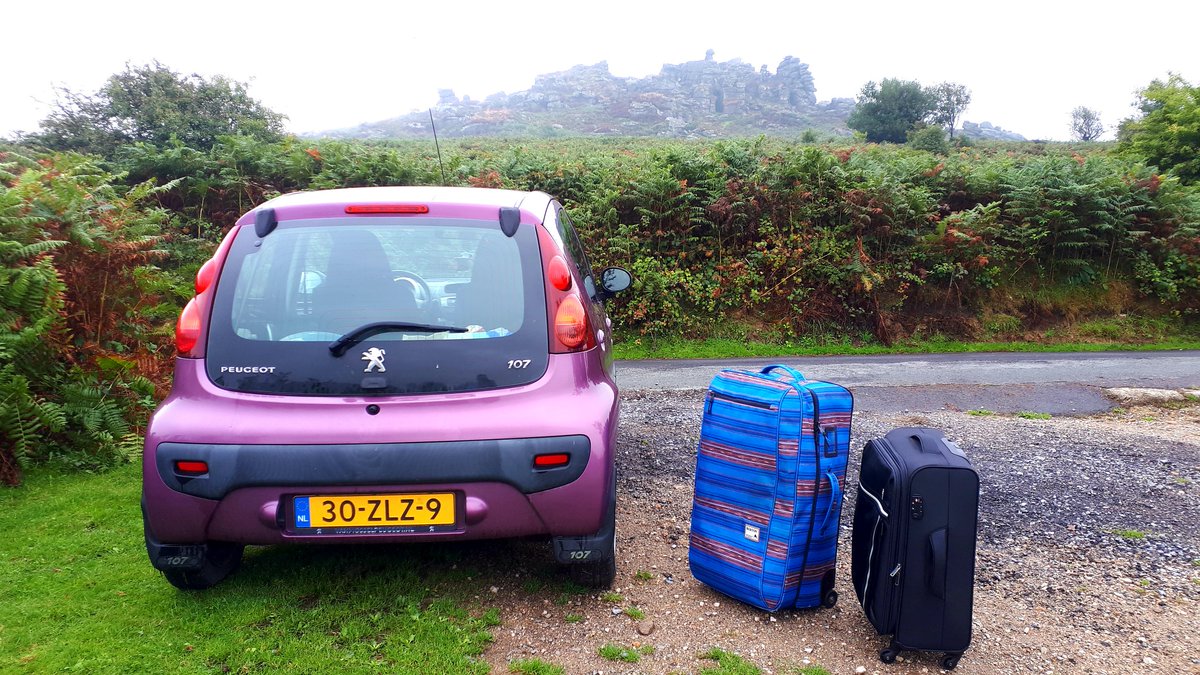 Rene_de_Caluwe's tweet photo. Voor het eerst in mijn leven dat ik 2 dagen voor vertrek lege koffers naar de auto breng... De inhoud volgt in stukjes als we steeds 300 meter het steile pad naar boven lopen 😉 Maar wat een mooie plek en omgeving hier! #Widecombe #Dartmoor #Devon https://t.co/NoISxBPCi5