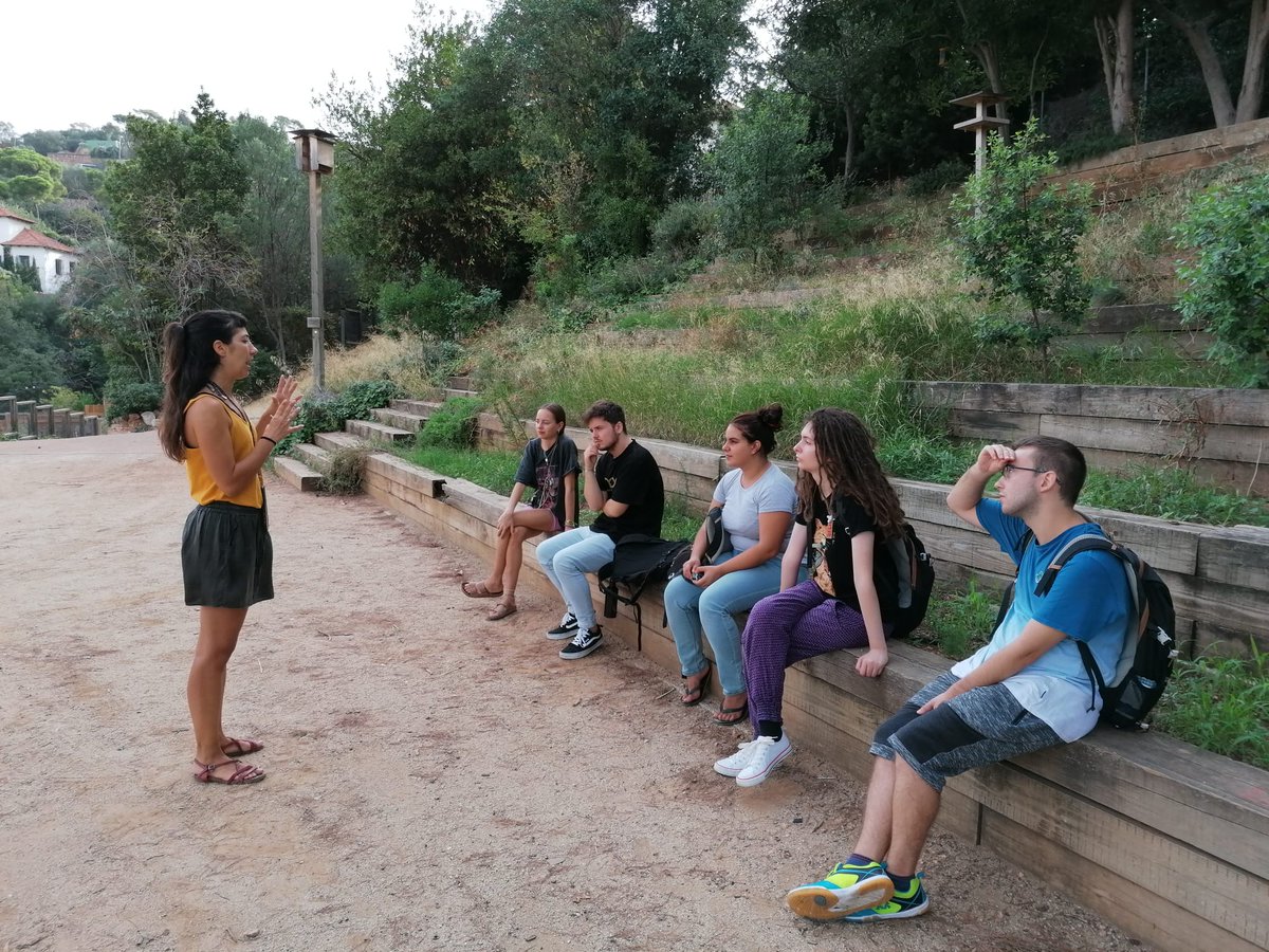 boscturull's tweet photo. Ahir els i les monitor/es ambientals del projecte d'experienciació laboral de Barclona per la natura van endinsar-se a l'ecosistema del #BoscTurull 🌳
Ja estem treballant plegades per oferir activitats a la ciutadania i a les escoles aquesta tardor!🍂
Consulteu el programa! ℹ️ https://t.co/fjEUqkJV0E