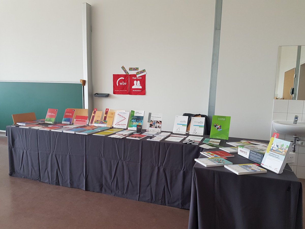 KatjaDammann's tweet photo. In den Kaffeepausen in aktuellen #wbv Büchern zu #EB und #Weiterbildung stöbern. Kommse rum #EB2022 #Sektionstagung #Flensburg https://t.co/nVbMVopuzt