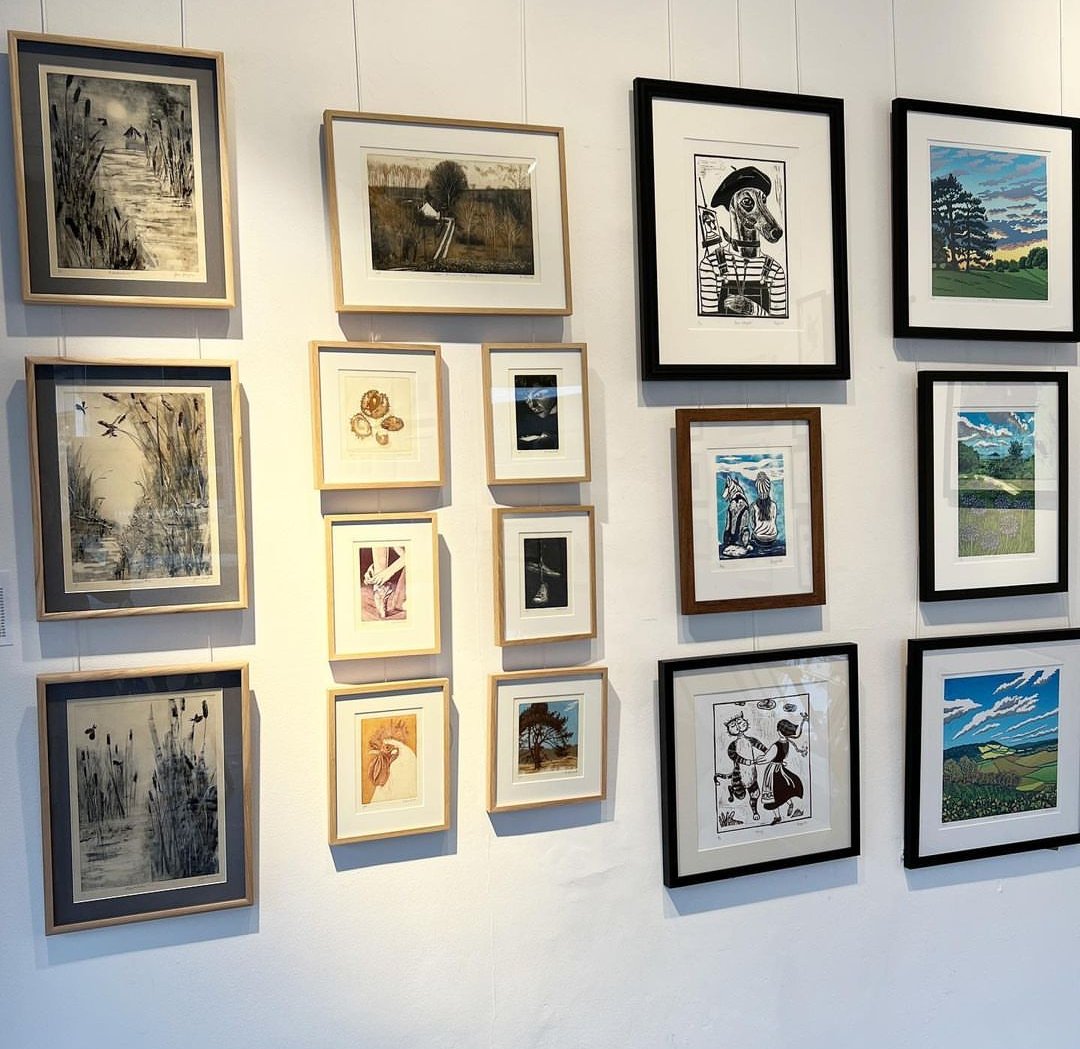 oldcartshed's tweet photo. hanging completed! door open everyday till 18th Sunday, 10:00 - 17:00 
@ColonnadeHse 🥂
#printmakingexhibition #printmakingworthing #sussexprintmakers #handprintedcollective
#paperandink https://t.co/ceHZk0897p