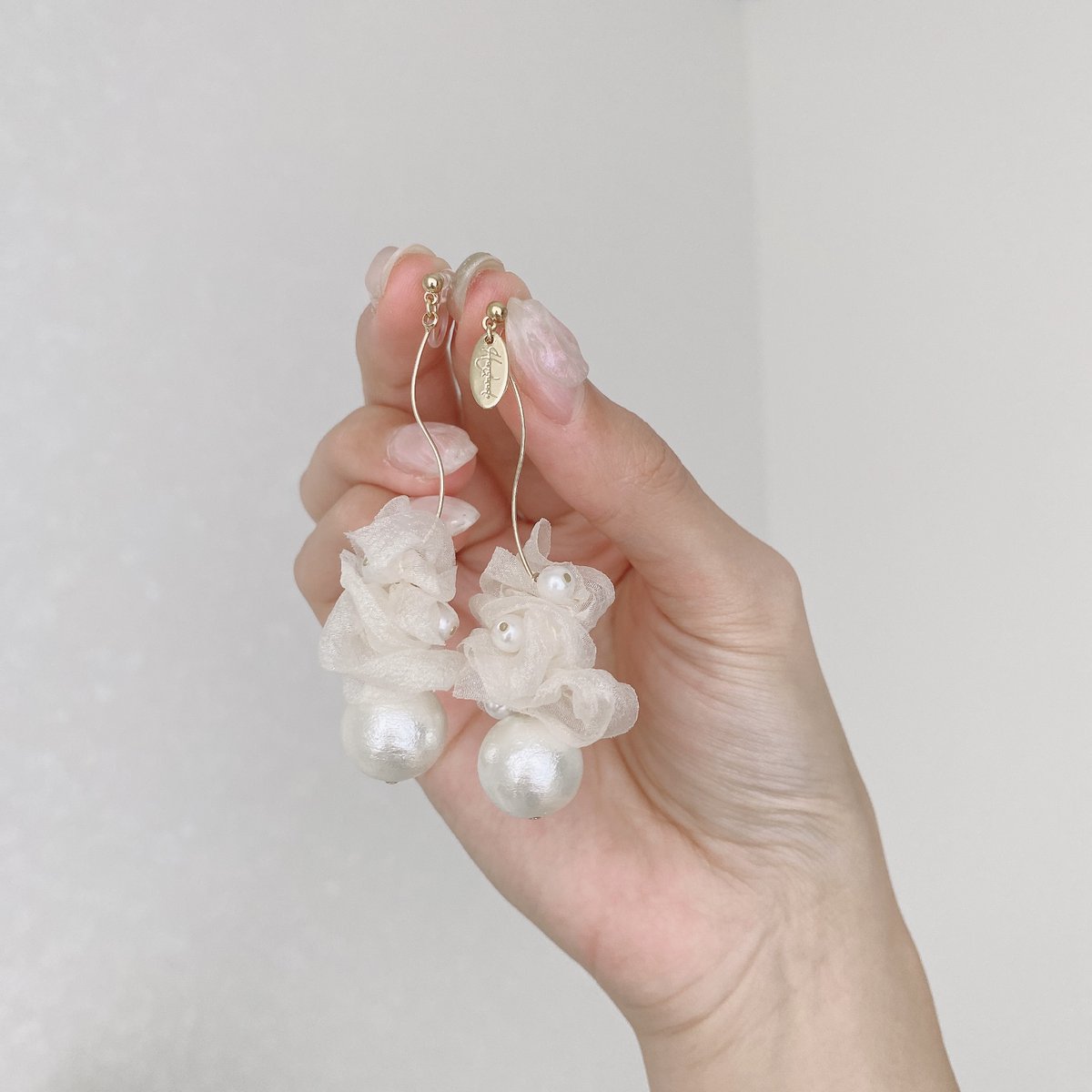 _meryshop_'s tweet photo. < accessory _ a little × MERYshop >
本日19:00より「accessory _ a little 」との新作コラボアイテムを販売開始します🫶
シフォンとパールを使った大人っぽい雰囲気のアクセサリーや透明感あるフラワーモチーフのアクセサリーなど全3アイテムが新登場🤍
#MERYshop
https://t.co/jStLY7kqrC https://t.co/RDvpfjKtKO