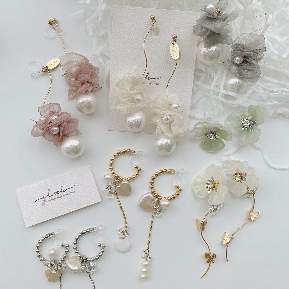 _meryshop_'s tweet photo. < accessory _ a little × MERYshop >
本日19:00より「accessory _ a little 」との新作コラボアイテムを販売開始します🫶
シフォンとパールを使った大人っぽい雰囲気のアクセサリーや透明感あるフラワーモチーフのアクセサリーなど全3アイテムが新登場🤍
#MERYshop
https://t.co/jStLY7kqrC https://t.co/RDvpfjKtKO