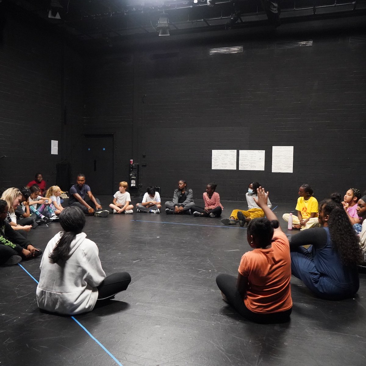 Unicorn_Theatre's tweet photo. Our Creative Associates (aged 8 -11 from local schools and community groups) in a movement workshop with professional creative team including malakai sargeant, Kayodeine, Rema Kahsay, Phyllys Egharevba and Gerrard Martin 🕺💫

📷 Rhiannon Barker https://t.co/2aokflqrWK