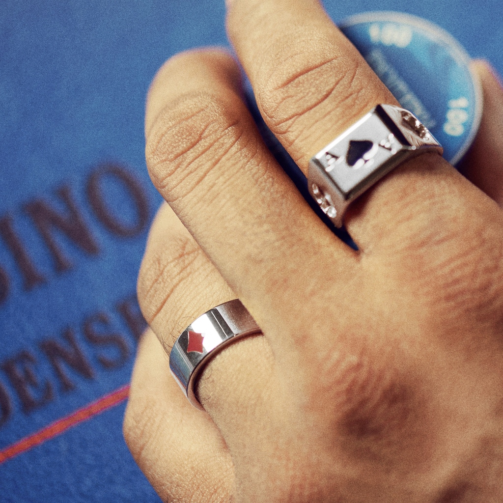 Don the look of a true card shark 😎
♠️♥️ Surgical-grade stainless steel painted with epoxy resin ♣️♦️
Scratch and tarnish-resistant rings that'll outlast your hot streak 😉

Shop it here: trnd.hm/casino-themed-…