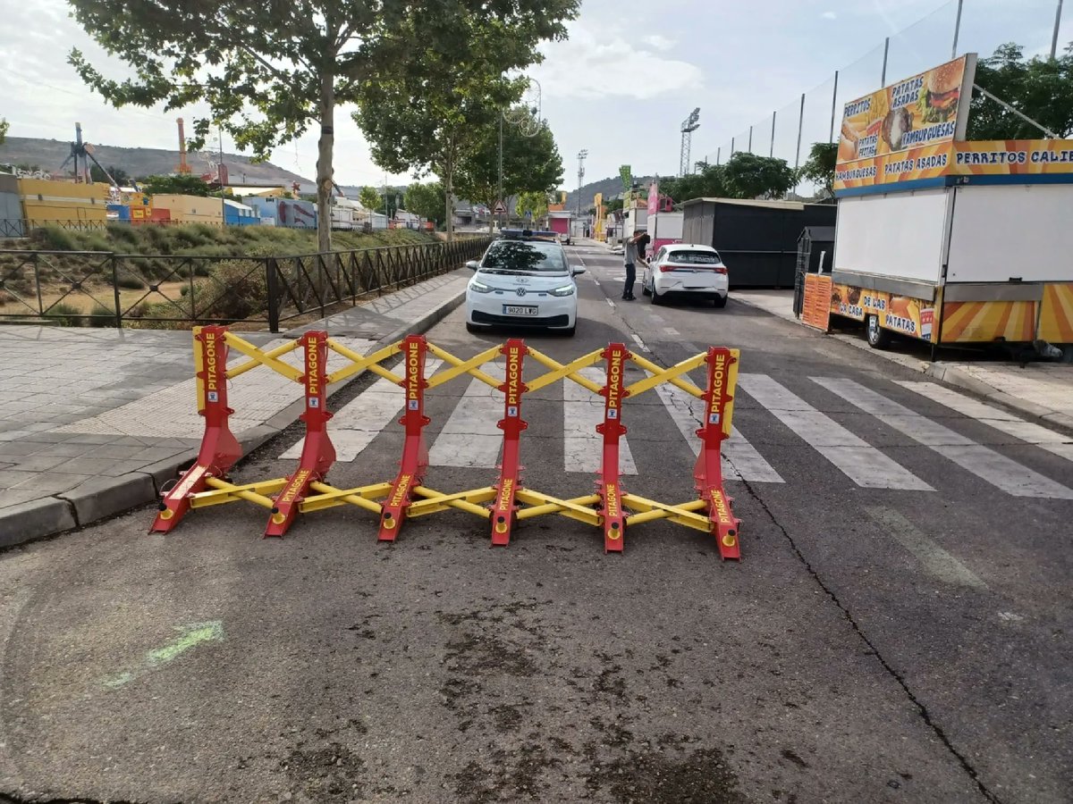 Cada día, nuestros Agentes dan seguridad en las entradas y salidas del recinto ferial👮‍♀️👮‍♂️

Queremos dar las gracias a <a href="/pitagoneBE/">Pitagone Sa-Nv / Anti Ram Barriers</a>,  que este año nos ha cedido sus barreras móviles antiterroristas para frenar cualquier posible ataque de vehículos a gran velocidad🛑🚐💨