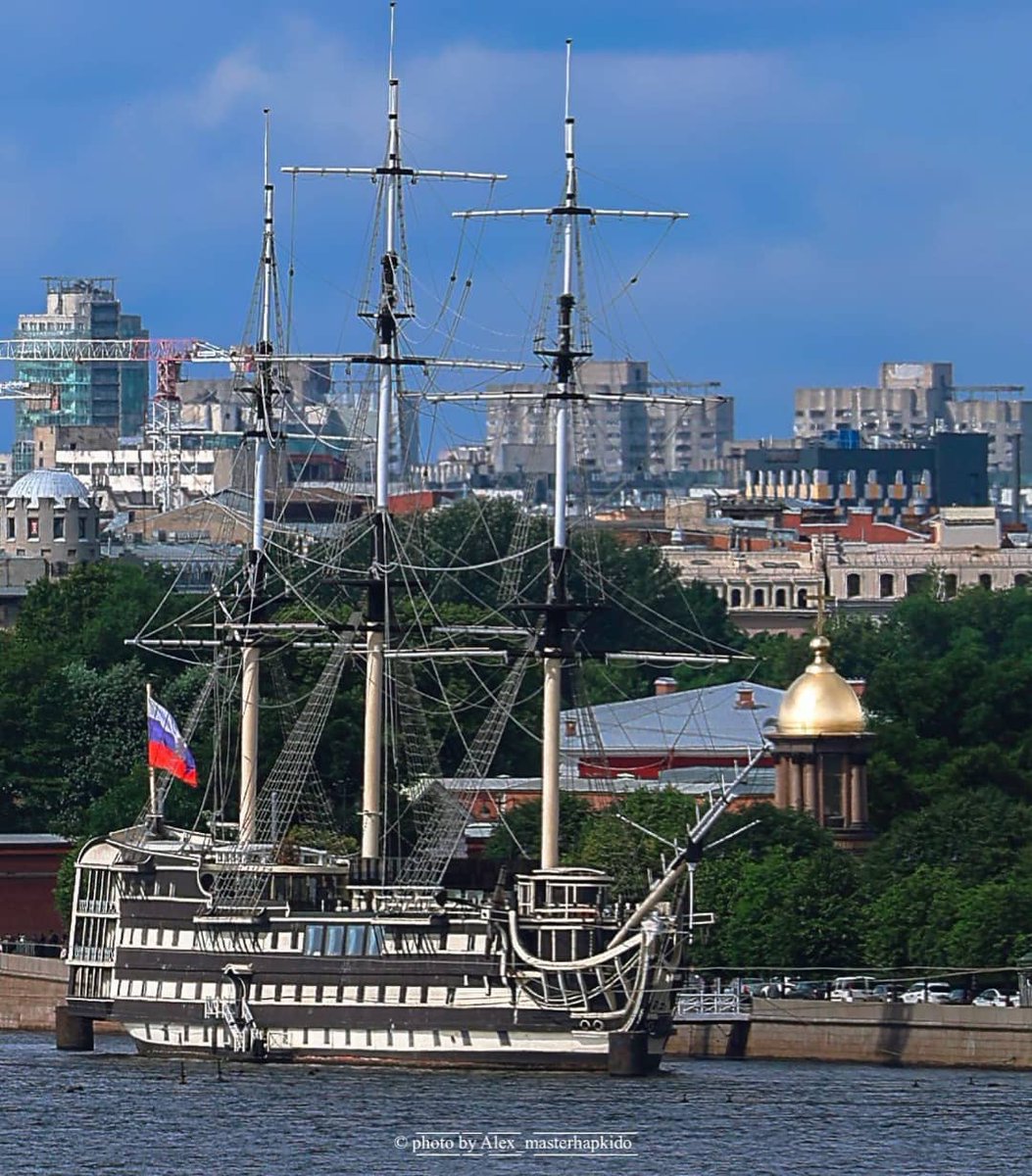 Фрегат набережная. Фрегат Благодать в Санкт-Петербурге. Фрегат Благодать Петровская набережная Санкт-Петербург. Набережная Фрегат Благодать Санкт Петербург. Корабль Благодать в Санкт-Петербурге.