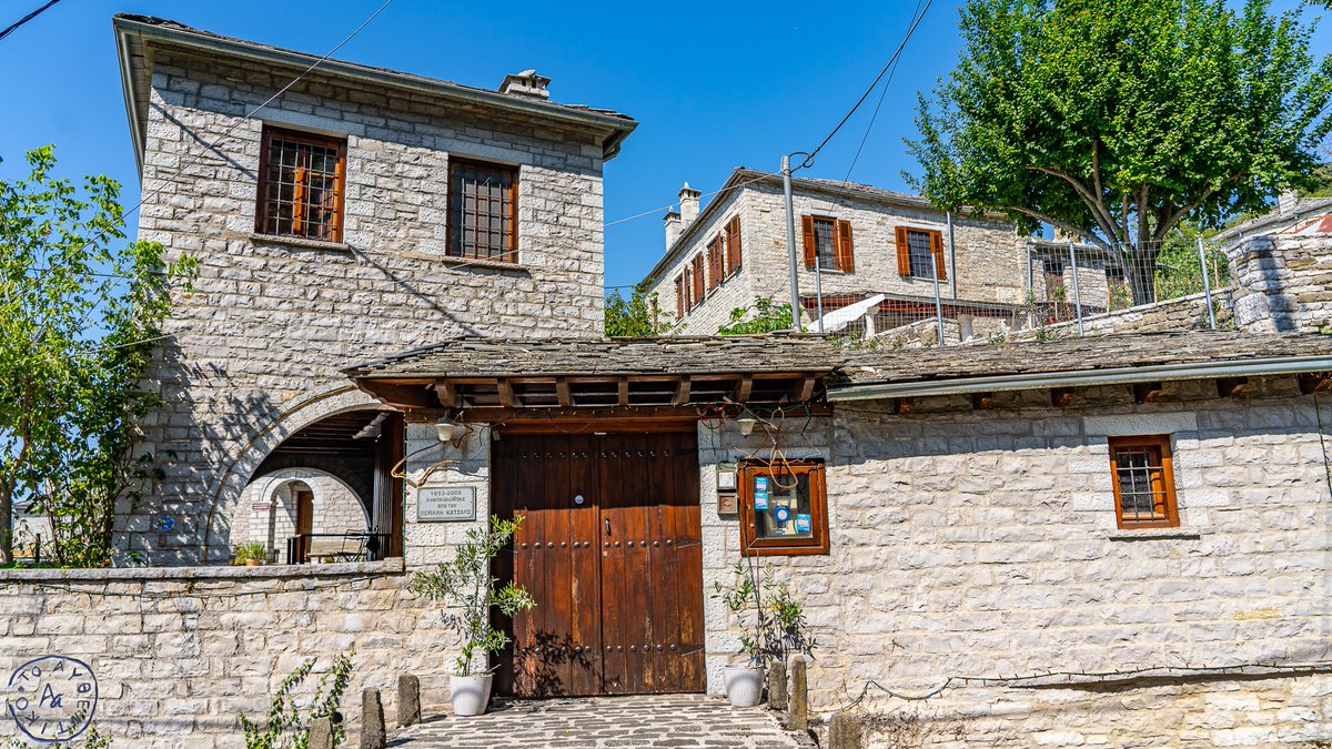 ToAuthentiko's tweet image. #ΚΟΥΚΟΥΛΙ_ΖΑΓΟΡΙΟΥ! Τα Ζαγοροχώρια είναι ο μεγάλος θησαυρός της Ελλάδας και ακόμη ένας κρυμμένος θησαυρός της Ηπείρου! Αρκεί να τα «γευτείς»… με τον σωστό τρόπο για να γνωρίσεις την μαγεία τους.  

Το #Αυθεντικό συναντά το Κουκούλι μετά την μικρή πεζοπορία από του Κήπους.