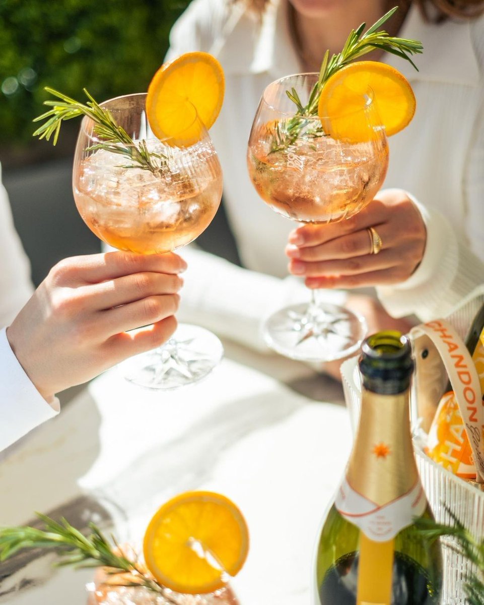 JDicoval's tweet photo. Una ramita de romero y una rodaja de naranja seca realzan los sabores totalmente naturales de Chandon Garden Spritz 🍊
¿Ya lo has probado?🍹
#Chandon #GardenSpritz #Dicoval https://t.co/MKgFOpry6U