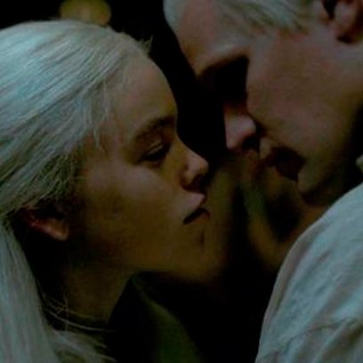 HieloyFuegoPod's tweet photo. A ver, que se pronuncie Poniente: ¿Sois más de...?

🔁 Rhaenyra y Daemon
❤️ Rhaenyra y Criston

#HouseOfTheDragon https://t.co/EYHNwtgd9T