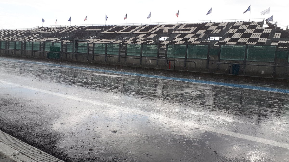 percy_wolff's tweet photo. Que serait une finale FEED Racing à Magny-Cours sans la pluie ? 🌧
Pour la 1re fois depuis le début des stages, les six finalistes découvriront la F4 sur piste détrempée !
Il pourrait encore sécher pour la Finale à 17h mais le temps est incertain
#FFSAF4 🇫🇷 https://t.co/ORkXiw9UVi