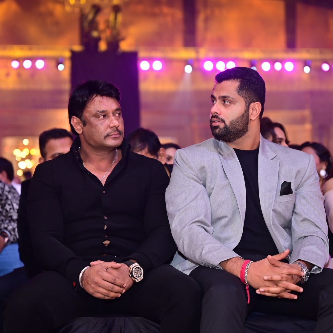 Wolf777news's tweet photo. Elegance personified at #SIIMA2022 by none other than @dasadarshan

Sponsor: @Wolf777news 

#awards #southindiancinema #darshanthoogudeepasrinivas #bengaluru #india #Wolf777News https://t.co/O6MfVIR97o