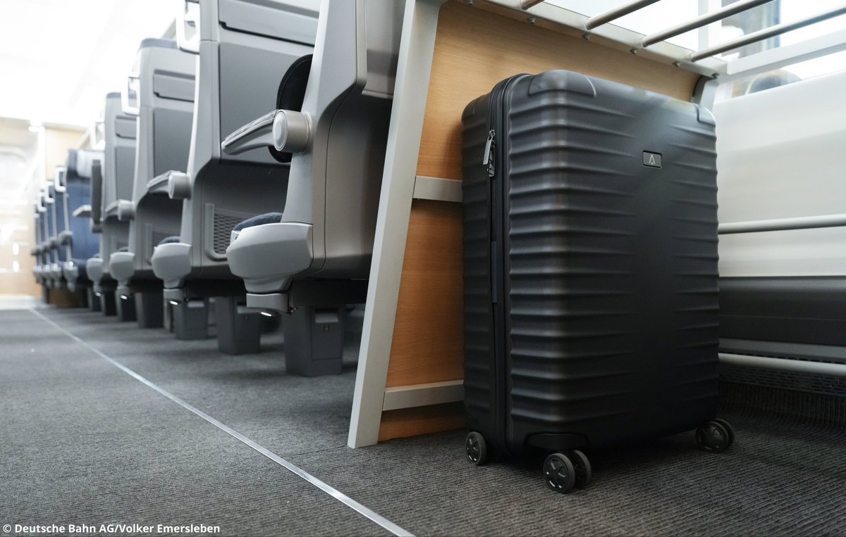 Das ist der neue ICE L! DB stellte heute den 1. 2. Klasse-Wagen des Talgo-Zuges vor, welcher ab Herbst 2024 IC1 ersetzen wird. Besonderheiten: stufenloser Einstieg, neues Innenraumdesign, lokbespannt. 23 Züge mit je 13 Wagen wurden bestellt. Ein Video dazu folgt in nächster Zeit.