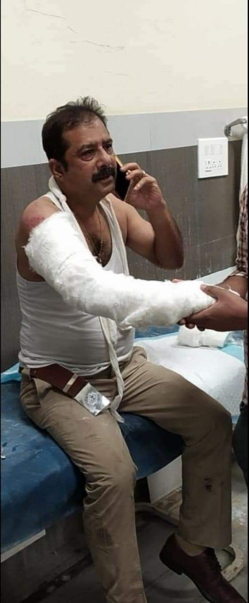 Maslem_AITC's tweet photo. āĻāĻŽāϰāĻž @WBPolice @KolkataPolice āĻāϰ āĻĒāĻžāĻļā§ āĻāĻāĻŋāĨ¤
āĻāϞāĻāĻžāϤāĻž āĻĒā§āϞāĻŋāĻļ āϝāĻžāϰāĻž āĻāĻŽāĻžāϰ āĻļāĻšāϰāĻā§ āĻāĻžāϰāϤā§āϰ āϏāĻŦāĻā§āϝāĻŧā§ āύāĻŋāϰāĻžāĻĒāĻĻ āĻļāĻšāϰ āĻāϰ⧠āϤā§āϞā§āĻā§, āϤāĻžāĻĻā§āϰ āĻāĻĒāϰ āĻāĻ āύāĻŋāϰā§āĻŽāĻŽ āĻ
āϤā§āϝāĻžāĻāĻžāϰā§āϰ āϤā§āĻŦā§āϰ āĻĒā§āϰāϤāĻŋāĻŦāĻžāĻĻ āĻāĻžāύāĻžāĻ āĨ¤
āĻāĻŽāĻŋ #Debjit Sir āĻāϰ āĻĻā§āϰā§āϤ āϏā§āϏā§āĻĨāϤāĻžāϰ āĻāύā§āϝ āĻĒā§āϰāĻžāϰā§āĻĨāύāĻž āĻāϰāĻŋ āĻāĻŦāĻ āĻāĻžāĻŽāύāĻž āĻāϰāĻŋ āϤāĻŋāύāĻŋ āϝā§āύ āϤāĻžāϰ āĻĒāϰāĻŋāĻŦāĻžāϰā§āϰ āϏāĻžāĻĨā§ āĻĒā§āĻāĻž āĻāĻžāĻāĻžāϤ⧠āĻĒāĻžāϰā§āύāĨ¤ https://t.co/HVZaD9zm9L