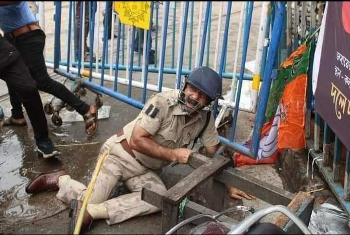 Maslem_AITC's tweet photo. āĻāĻŽāϰāĻž @WBPolice @KolkataPolice āĻāϰ āĻĒāĻžāĻļā§ āĻāĻāĻŋāĨ¤
āĻāϞāĻāĻžāϤāĻž āĻĒā§āϞāĻŋāĻļ āϝāĻžāϰāĻž āĻāĻŽāĻžāϰ āĻļāĻšāϰāĻā§ āĻāĻžāϰāϤā§āϰ āϏāĻŦāĻā§āϝāĻŧā§ āύāĻŋāϰāĻžāĻĒāĻĻ āĻļāĻšāϰ āĻāϰ⧠āϤā§āϞā§āĻā§, āϤāĻžāĻĻā§āϰ āĻāĻĒāϰ āĻāĻ āύāĻŋāϰā§āĻŽāĻŽ āĻ
āϤā§āϝāĻžāĻāĻžāϰā§āϰ āϤā§āĻŦā§āϰ āĻĒā§āϰāϤāĻŋāĻŦāĻžāĻĻ āĻāĻžāύāĻžāĻ āĨ¤
āĻāĻŽāĻŋ #Debjit Sir āĻāϰ āĻĻā§āϰā§āϤ āϏā§āϏā§āĻĨāϤāĻžāϰ āĻāύā§āϝ āĻĒā§āϰāĻžāϰā§āĻĨāύāĻž āĻāϰāĻŋ āĻāĻŦāĻ āĻāĻžāĻŽāύāĻž āĻāϰāĻŋ āϤāĻŋāύāĻŋ āϝā§āύ āϤāĻžāϰ āĻĒāϰāĻŋāĻŦāĻžāϰā§āϰ āϏāĻžāĻĨā§ āĻĒā§āĻāĻž āĻāĻžāĻāĻžāϤ⧠āĻĒāĻžāϰā§āύāĨ¤ https://t.co/HVZaD9zm9L