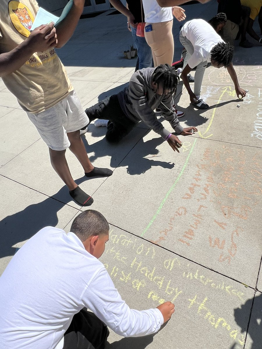 SibleyIija's tweet photo. We absolutely love Thinking Maps!🫶🏽🧠 So we took it outside! My scholars creating a Flow Map to show the sequence of events leading to the American Revolution! 🇺🇸 #GaStudies #ChalkTalk #TeachingsndLearning @KelaE10 @kimogibbs #ShinelikeKing https://t.co/gEdXHpkdrh