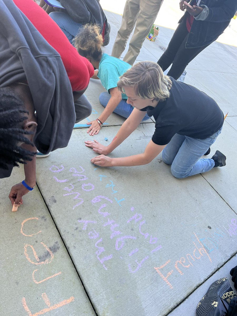 SibleyIija's tweet photo. We absolutely love Thinking Maps!🫶🏽🧠 So we took it outside! My scholars creating a Flow Map to show the sequence of events leading to the American Revolution! 🇺🇸 #GaStudies #ChalkTalk #TeachingsndLearning @KelaE10 @kimogibbs #ShinelikeKing https://t.co/gEdXHpkdrh