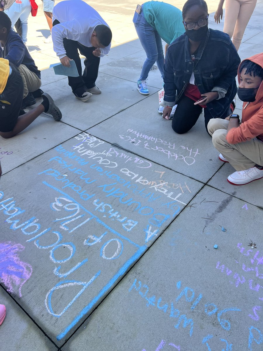 SibleyIija's tweet photo. We absolutely love Thinking Maps!🫶🏽🧠 So we took it outside! My scholars creating a Flow Map to show the sequence of events leading to the American Revolution! 🇺🇸 #GaStudies #ChalkTalk #TeachingsndLearning @KelaE10 @kimogibbs #ShinelikeKing https://t.co/gEdXHpkdrh