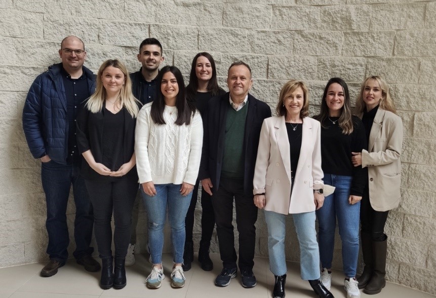 UniversidadMH's tweet photo. #INVESTIGACIÓN | 🫒 El consumo habitual de #aceite de oliva reduce el riesgo de muerte a largo plazo en adultos, según un #estudioUMH 👴👵

https://t.co/OYK2ZA867m https://t.co/2IcqmhLCRs
