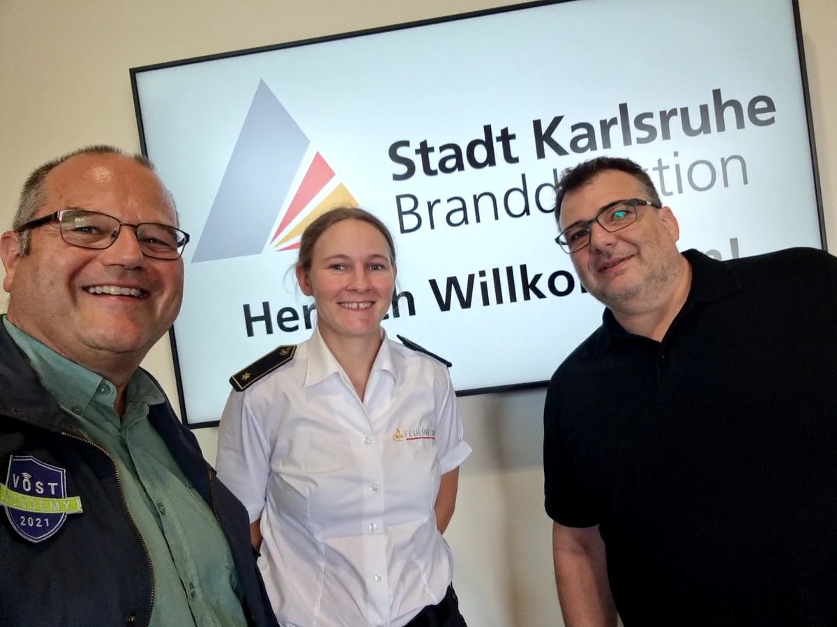 Zu Gast bei der <a href="/BRDIR_Karlsruhe/">Feuerwehr Karlsruhe</a>, zusammen mit <a href="/BeeSZwo/">Erik Dammert</a> für die <a href="/VOSTacademy/">VOSTacademy</a>. Vielen Dank für die Einladung und das große Interesse an der #VOST-Arbeit. #weareVOST
