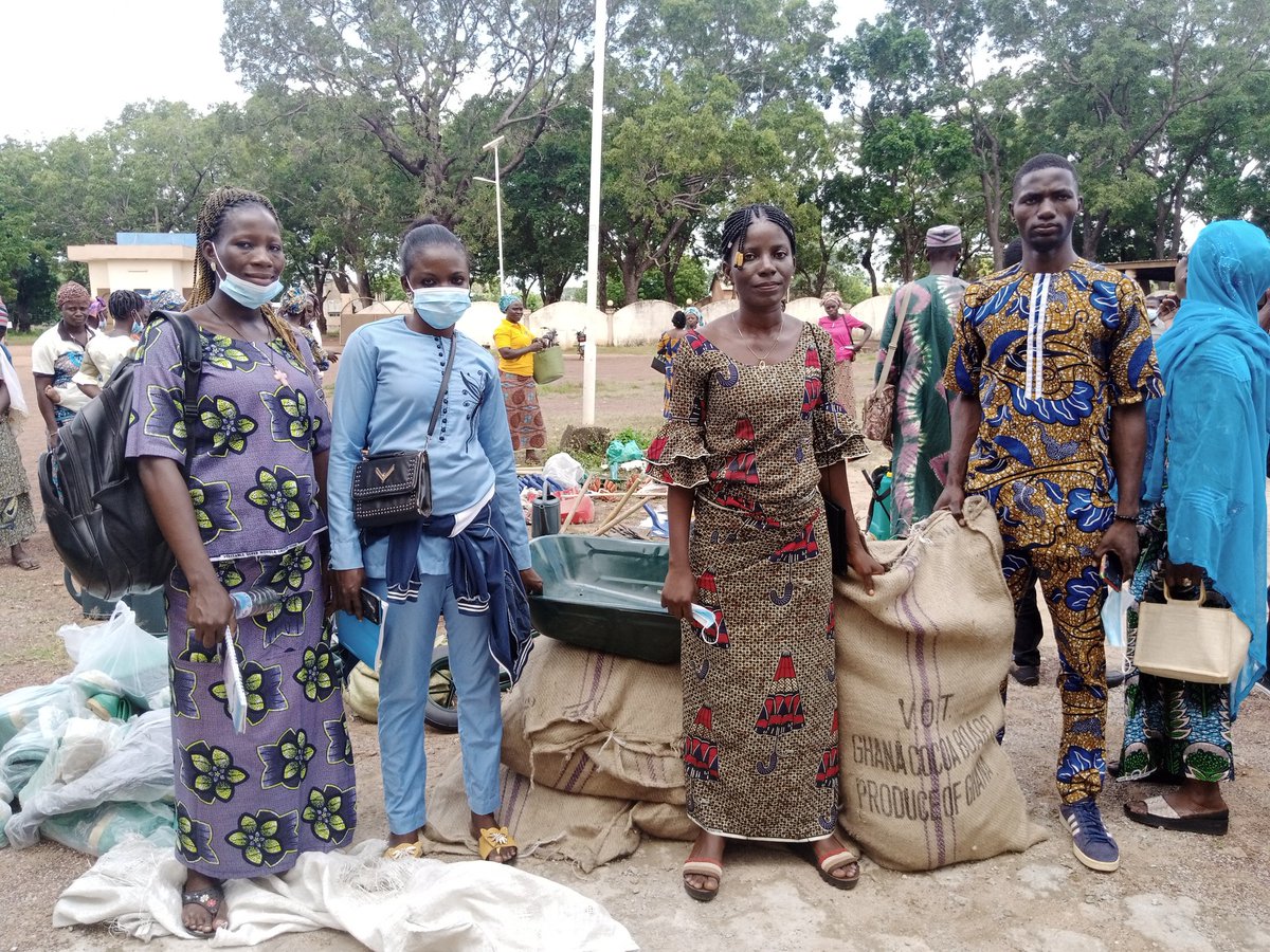 dourotimy's tweet photo. Les jeunes bénéficiaires du projet #TonFuturTonClimat phase 2 au Bénin ont bénéficié de matériels complémentaires pour renforcer la production du compost dans la commune de Tanguieta. Ceci grâce à la synergie d'action entre TFTC2 le programme WACDEP-G,@InternSecrWater ,@GwpWaf , https://t.co/u1K2L33h6X