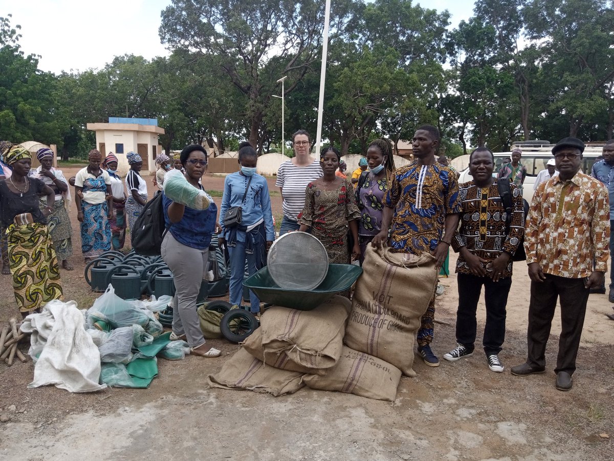 dourotimy's tweet photo. Les jeunes bénéficiaires du projet #TonFuturTonClimat phase 2 au Bénin ont bénéficié de matériels complémentaires pour renforcer la production du compost dans la commune de Tanguieta. Ceci grâce à la synergie d'action entre TFTC2 le programme WACDEP-G,@InternSecrWater ,@GwpWaf , https://t.co/u1K2L33h6X