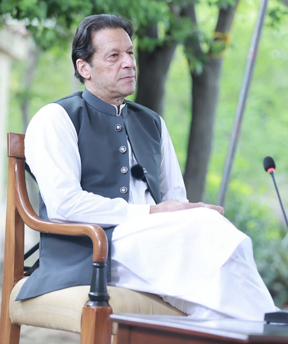 sacr0194's tweet photo. Imran Khan lives in the hearts of hundreds of millions of people because the Prophet and Allah lives in his heart and he  only believe in Allah.
@WePatriotFamily
#کپتان_ہمارے_دل_میں_ہے https://t.co/DYhPK2OiTw