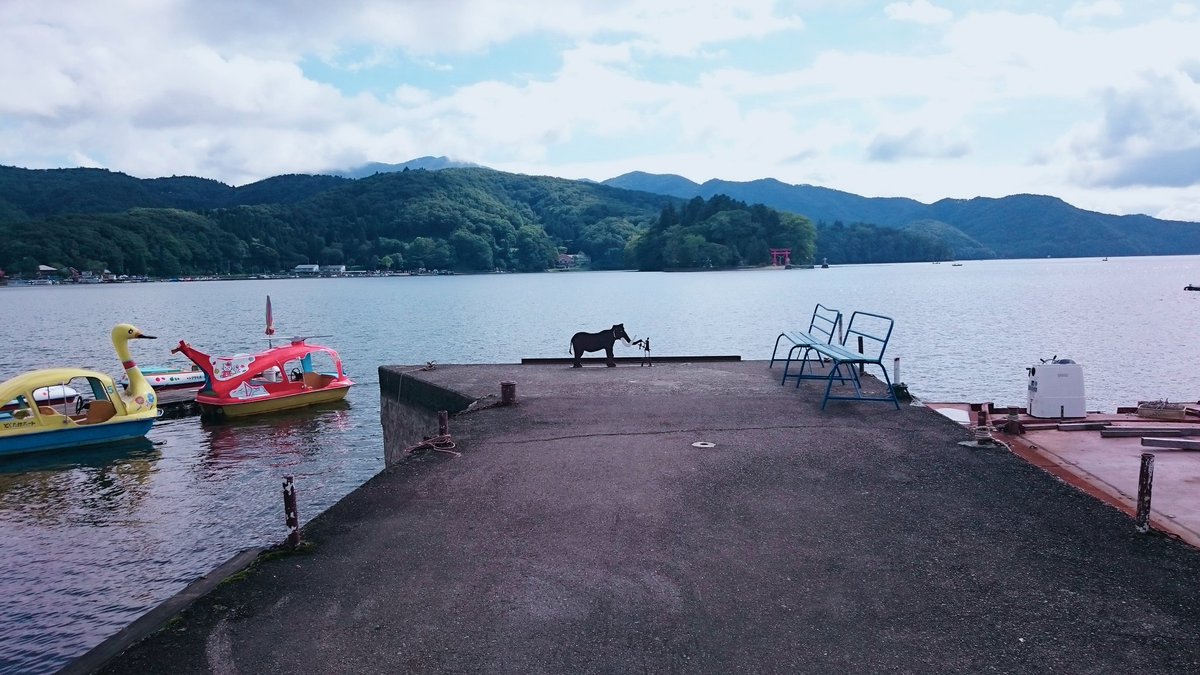 Buildify_yp's tweet photo. 湖のほとりに🐮が！？

と思ったらただの二次元金属像でした、散歩のときもめがねかけるべし👀

#長野 #オブジェ https://t.co/c3rRZcFg6n