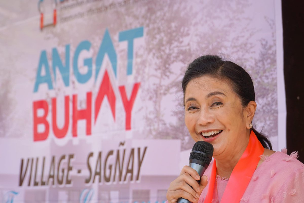 Pinangunahan ni dating vice president Atty. Leni Robredo ang turnover ng nasa 50 housing units ng Angat Buhay Village sa Sagñay, Camarines Sur kahapon, Sept. 13.

📷: Atty. Leni Robredo (Facebook)