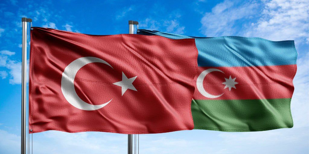 sariibrahim_h's tweet photo. 🇹🇷🇦🇿
❝Birdir bizim her halimiz
Sevincimiz, melalimiz.
Bayraklarda hilalimiz
Azerbaycan-Türkiye...❞

Azerbaycan-Ermenistan sınır hattındaki çatışmalarda şehit olan Azerbaycanlı kardeşlerimize Allah’tan rahmet, kardeş Azerbaycan halkına baş sağlığı diliyorum. https://t.co/Lx4PDlqioR