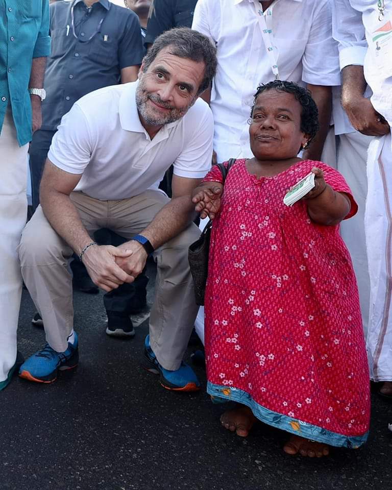 VarshaEGaikwad's tweet photo. असंभव को संभव कर दिखाना है और मुश्किलों का हर पहाड़ चढ़ते जाना है।

आप ही हिम्मत हो इस #BharatJodoYatra की...देश की इस साहसी बेटी को कांग्रेस परिवार का सलाम। 
#repost @INCIndia https://t.co/ScOuPJud6z