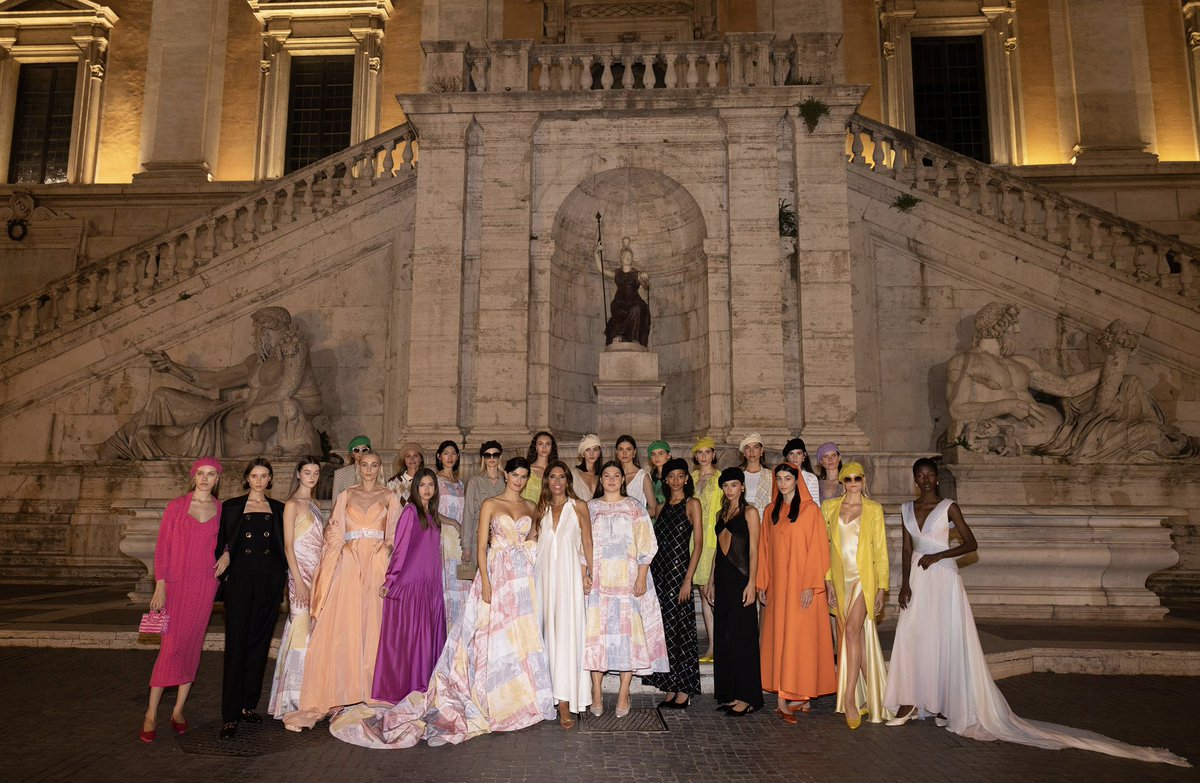 LBofficialpage's tweet photo. Laura Biagiotti SS23 
The Finale 💫
Piazza del Campidoglio, Roma 
@lavibiagiotti 
#laurabiagiottiss23 
@IsabeliFontana https://t.co/8zTkyqT98n