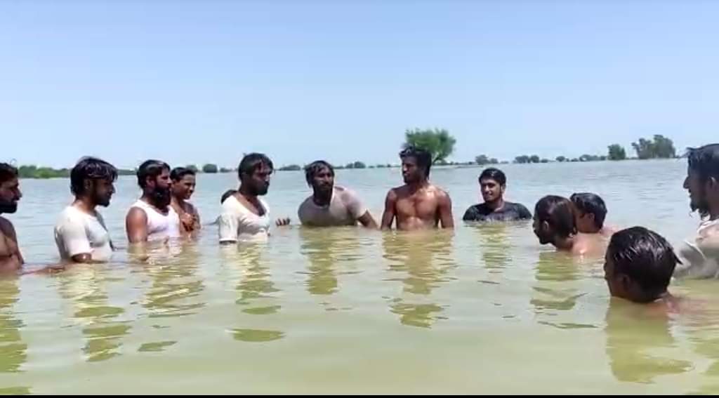 alisoomroali's tweet photo. جوھي جي جوڌن کي سلام جن ميدان ۾ پاڻي سان جنگ ڪري جوھي شھر کي بچايو آ، ٽئيٽر تي ٽرينڊ ھلائي جوھي جو آواز بلند ڪيون جئين اسان جي جوھي جو مستقبل بيمارين خان محفوظ رھي جوھي جي بجلي بحال ٿئي ماروئڙا به سک جو ساھ کڻي سگھن. 
#savejohi_restoreelectricity #savejohi_restoreelectricity https://t.co/aIngCdCIj3