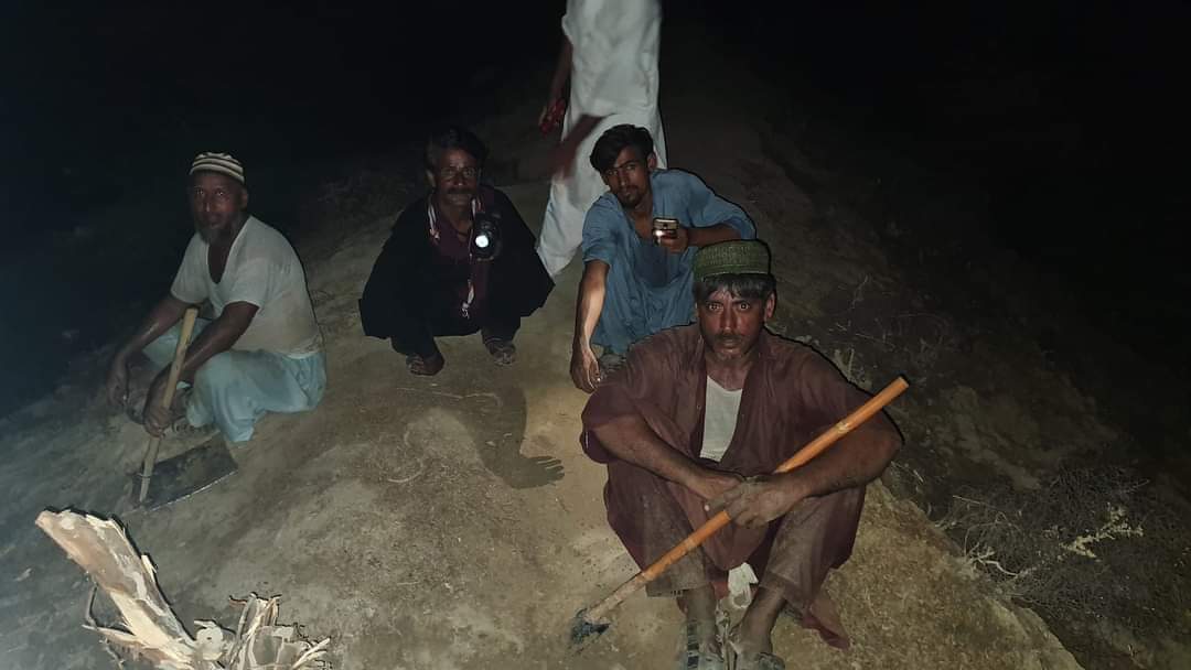 alisoomroali's tweet photo. جوھي جي جوڌن کي سلام جن ميدان ۾ پاڻي سان جنگ ڪري جوھي شھر کي بچايو آ، ٽئيٽر تي ٽرينڊ ھلائي جوھي جو آواز بلند ڪيون جئين اسان جي جوھي جو مستقبل بيمارين خان محفوظ رھي جوھي جي بجلي بحال ٿئي ماروئڙا به سک جو ساھ کڻي سگھن. 
#savejohi_restoreelectricity #savejohi_restoreelectricity https://t.co/aIngCdCIj3