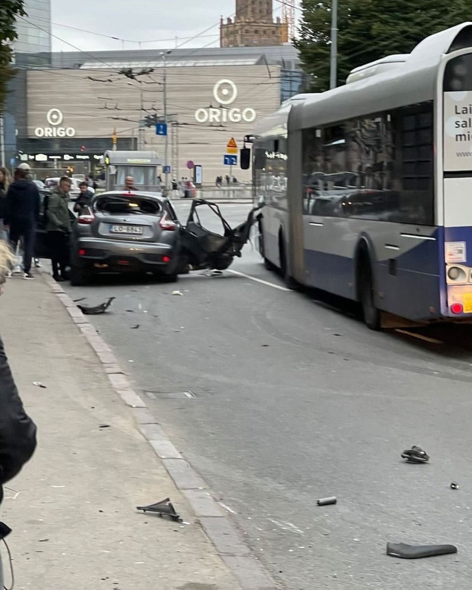 breakinglv's tweet photo. 🇱🇻 Vakar Raiņa bulvārī #Rīga (#Centrs, #Latvija) vieglā automašīna ietriekusies trolejbusā. 
📸 via @sadursme https://t.co/5yeRJAAY8G