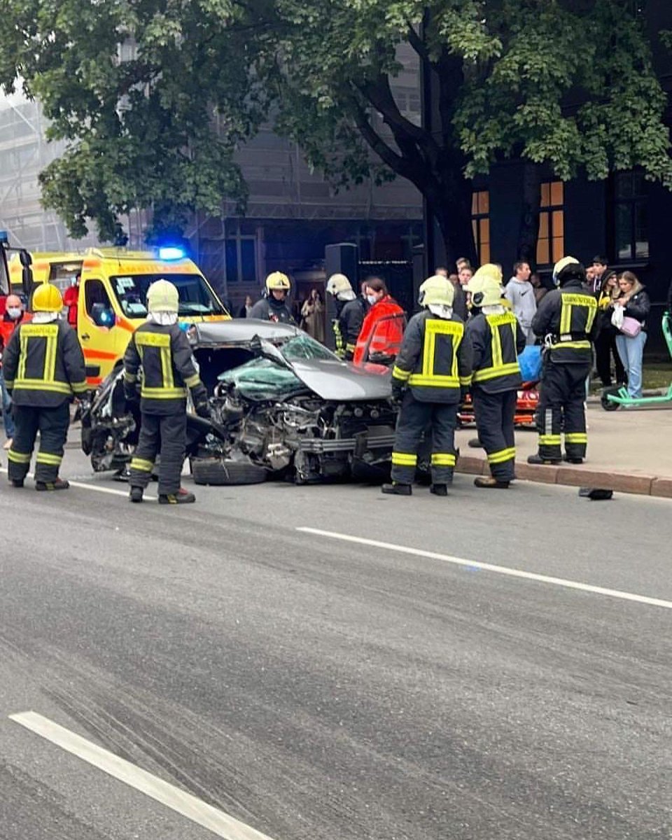 breakinglv's tweet photo. 🇱🇻 Vakar Raiņa bulvārī #Rīga (#Centrs, #Latvija) vieglā automašīna ietriekusies trolejbusā. 
📸 via @sadursme https://t.co/5yeRJAAY8G