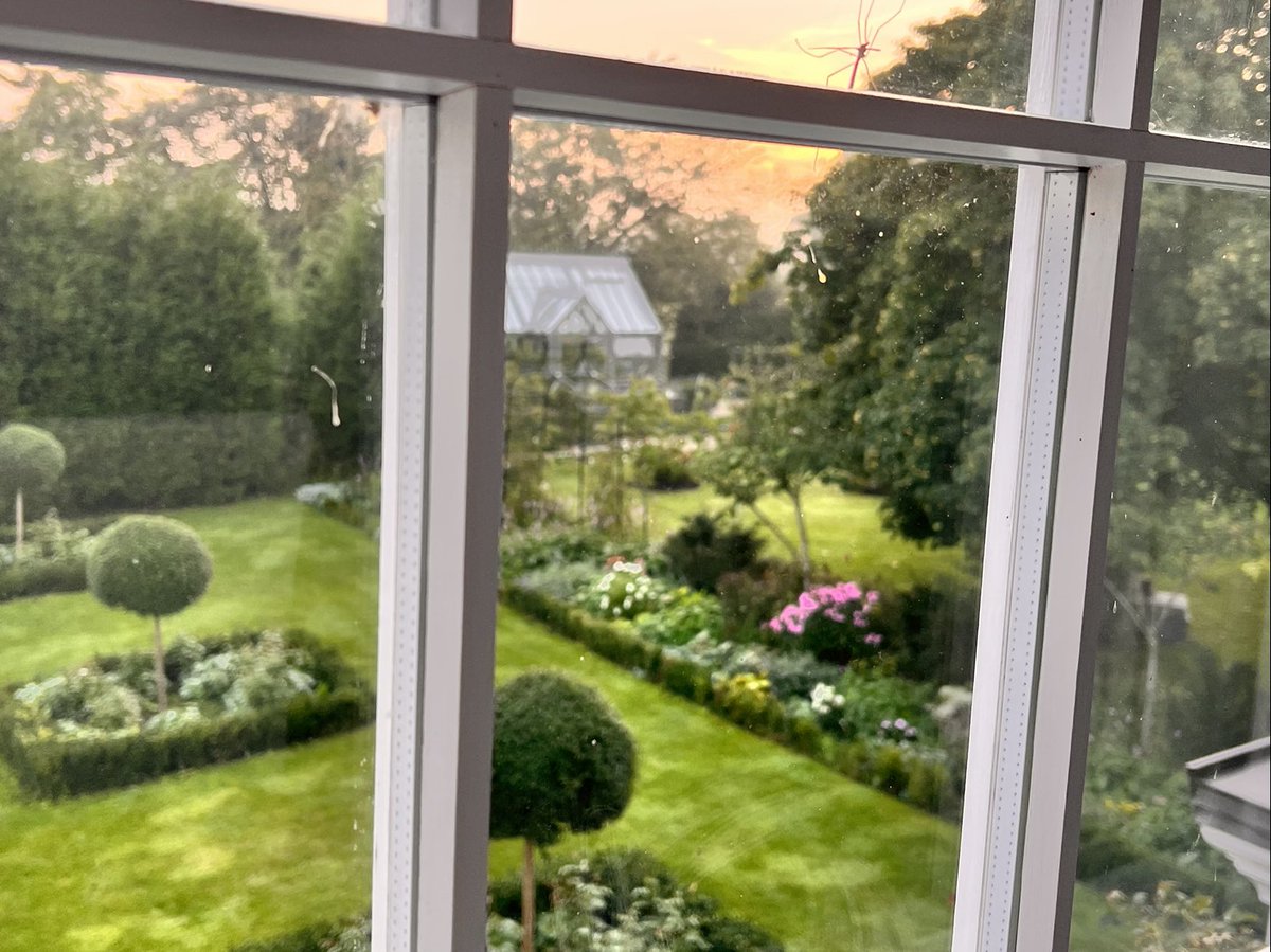 GardenerFliss's tweet photo. Yawn, stretch, up and at it !! Big garden tidy up today. But first Tea 😊 #jobstodo #gardenhour #gardening #alwaysbusy #tea https://t.co/RE6reCOwkl