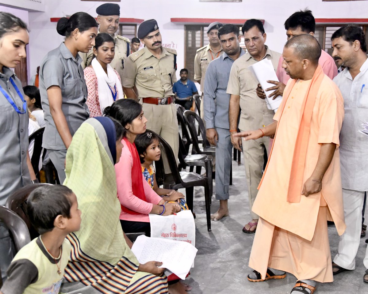 CMOfficeUP's tweet photo. #UPCM @myogiadityanath ने आज गोरखपुर मंदिर परिसर में स्थित हिन्दू सेवाश्रम में जनता दर्शन में आए लोगों की समस्याएं सुनीं। 

मुख्यमंत्री जी ने संबंधित अधिकारियों को निर्देशित किया कि सभी फरियादियों की समस्या का निराकरण निश्चित अवधि में किया जाए। https://t.co/bf9zzqcFC6